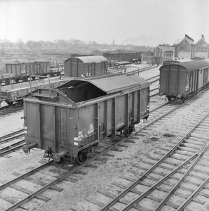 841443 Afbeelding van de schuifdakwagen NS 40516 (type GSDW, serie 40501-40525) van de N.S. te Amersfoort.